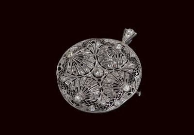 une photo d'un pendentif en diamant sur fond noir
