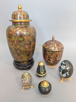 de nombreux vases et œufs de toutes sortes sur la table