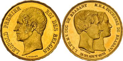 une pièce d'or « sovereign » représentant le profil d'une femme et celui d'un homme
