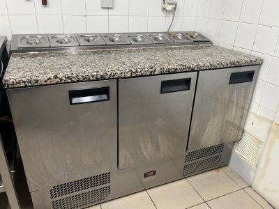 une cuisine équipée d'un plan de travail et de deux éviers