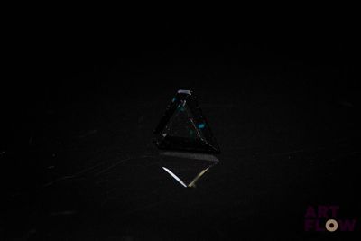 l'image d'un objet en forme de triangle dans l'obscurité