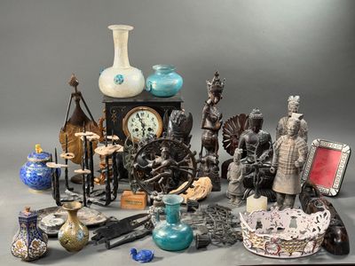 un grand nombre d'objets différents posés sur une table