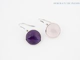une paire de boucles d'oreilles en améthorate et quartz rose sur fond blanc