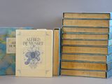 plusieurs livres sont empilés sur une table