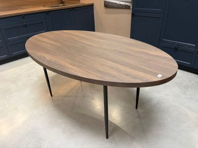 une table en bois avec un piètement en métal dans une cuisine