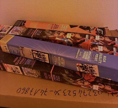 trois livres empilés les uns sur les autres dans une boîte