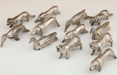 de nombreuses figurines d'animaux en argent sur un fond blanc