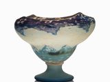 un vase bleu et blanc posé sur une table