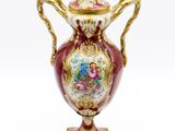 une image représentant un vase orné de fleurs