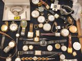 de nombreux modèles de montres exposés dans une vitrine
