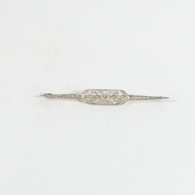 une image représentant une broche en argent ornée d'un motif floral