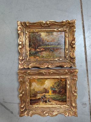 Deux tableaux représentant un paysage sont accrochés au mur.