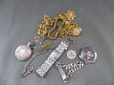 beaucoup de bijoux en or et en argent sur une table