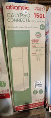 de nombreuses boîtes d'appareils électroniques sur l'étagère