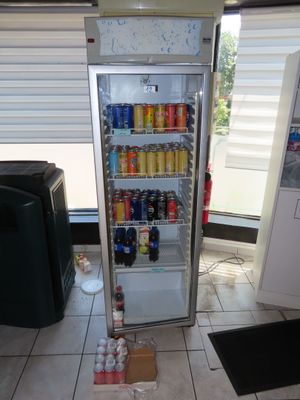 une photo d'un réfrigérateur contenant des boissons et des sodas