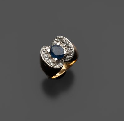 une bague en saphir et diamant