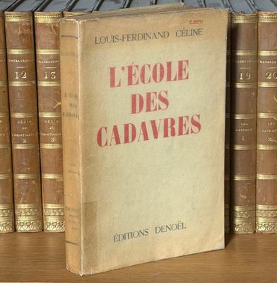 un livre posé sur une table devant une rangée de livres