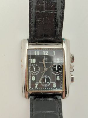une montre en argent avec un cadran noir et un bracelet en cuir noir