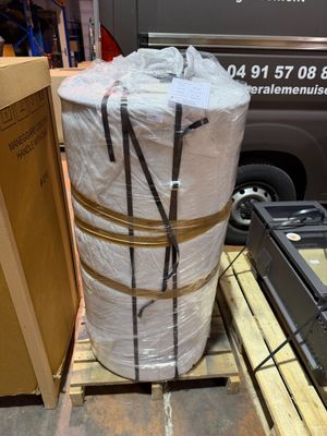 un grand sac posé sur une palette à côté d'un camion