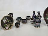 tout un tas de vases et d'assiettes différents sur la table