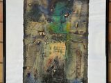 tableau représentant un oiseau vert dans un cadre noir, accroché à un mur de briques