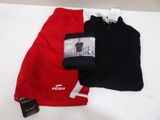 un maillot rouge et noir et un short rouge et blanc