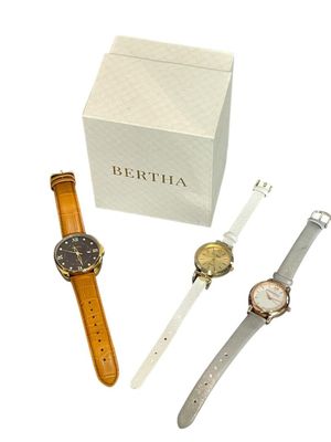 LOT de 3 montres : - MANOUKIAN, Montre en métal, cadran crèm…