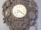 une horloge accrochée au mur, avec une clé à l'intérieur