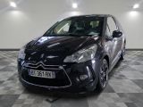 la photo d'une voiture noire garée dans un garage