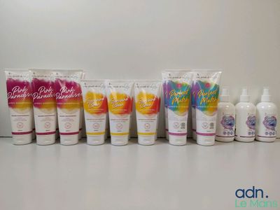 un ensemble de produits de soins corporels de différents types posés sur une table