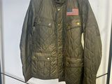 La veste est suspendue à un porte-manteau dans la pièce.