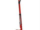 gros plan d'un aspirateur rouge et noir sur fond blanc