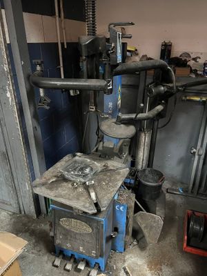 une machine qui se trouve à l'intérieur d'un garage