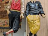 deux figurines d'un homme et d'une femme debout l'un à côté de l'autre