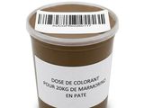 colorant alimentaire au chocolat dans un récipient en plastique muni d'une étiquette avec un code-barres
