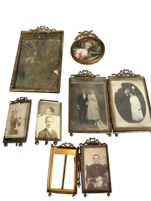beaucoup de vieux cadres photo sur la table
