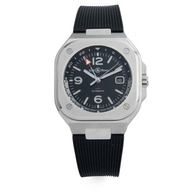une image représentant une montre noire et argentée sur fond blanc