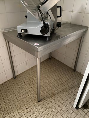 un couteau posé sur une table de cuisine