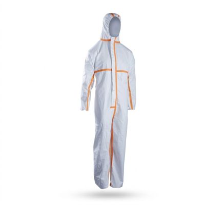 un costume blanc avec des bordures orange et une capuche, sur fond blanc