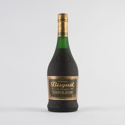 une bouteille de vin posée sur une table blanche