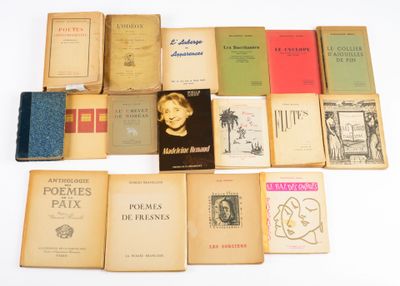 plusieurs vieux livres sont empilés sur une surface blanche