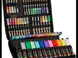 un étui noir rempli de nombreux feutres de différentes couleurs