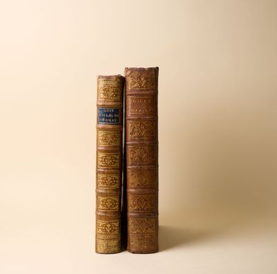 deux vieux livres posés l'un sur l'autre sur une table