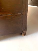 Coffre en bois rustique foncé avec ferrures métalliques. (photo 5)