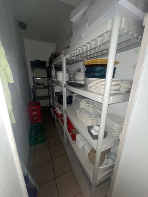 beaucoup d'assiettes et de bols sur les étagères de la cuisine