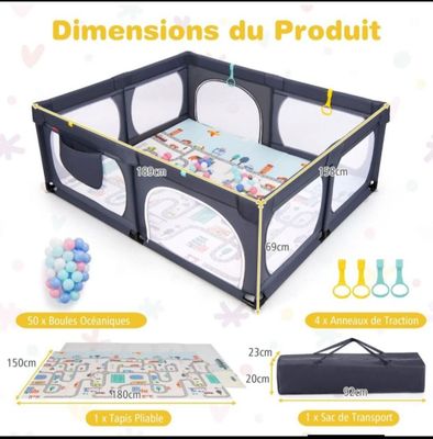 un parc pour bébé avec des jouets et des accessoires pour le bébé