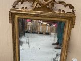 un miroir posé sur le sol à côté d'un mur