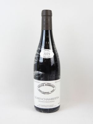 une bouteille de vin posée sur une table