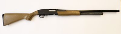 un gros plan d'un fusil de chasse posé sur une table, sur fond blanc