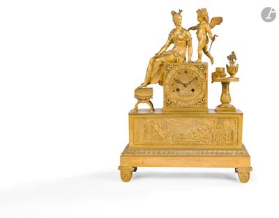 une horloge en or surmontée d'une statue